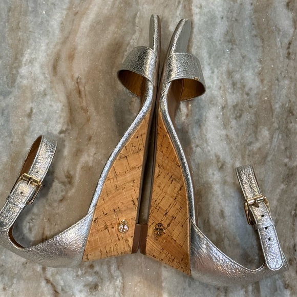 Women’s TORY BURCH Savannah cracked silver wedge sandals- Size 7 - Picture 9 of 9